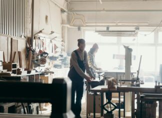 Projektowanie przestrzeni warsztatowej — praktyczny plan, ergonomia i BHP