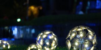 Podświetlone kule LED w nocnym ogrodzie tworzące magiczny nastrój