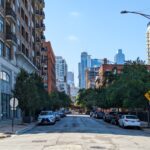 Ulica w Chicago z zabudową mieszkaniową i panoramą wieżowców