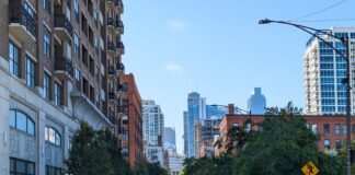 Ulica w Chicago z zabudową mieszkaniową i panoramą wieżowców