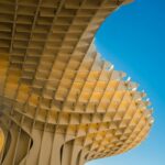 Architektura immersyjna: budynki projektowane jak scenografie, które angażują wszystkie zmysły