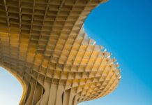 Architektura immersyjna: budynki projektowane jak scenografie, które angażują wszystkie zmysły