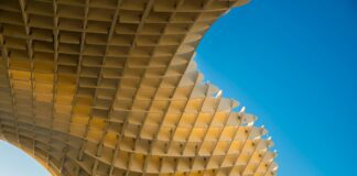 Architektura immersyjna: budynki projektowane jak scenografie, które angażują wszystkie zmysły