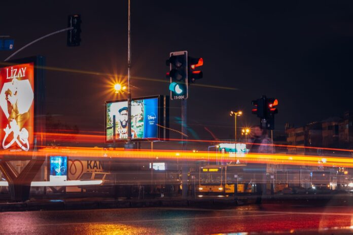Nocna ulica w mieście z ruchem aut i smugami świateł Nocna ulica w mieście z ruchem aut i smugami świateł