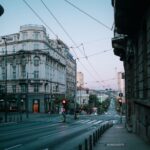Pusta ulica z zabytkową zabudową o zmierzchu w spokojnym centrum miasta
