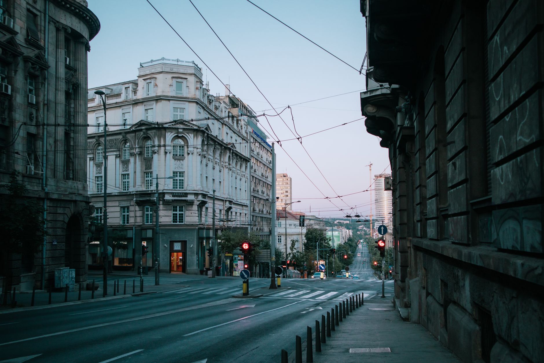 Pusta ulica z zabytkową zabudową o zmierzchu w spokojnym centrum miasta