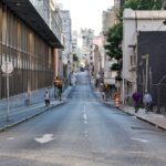 Spokojna ulica w Montevideo z miejską architekturą i codziennym życiem