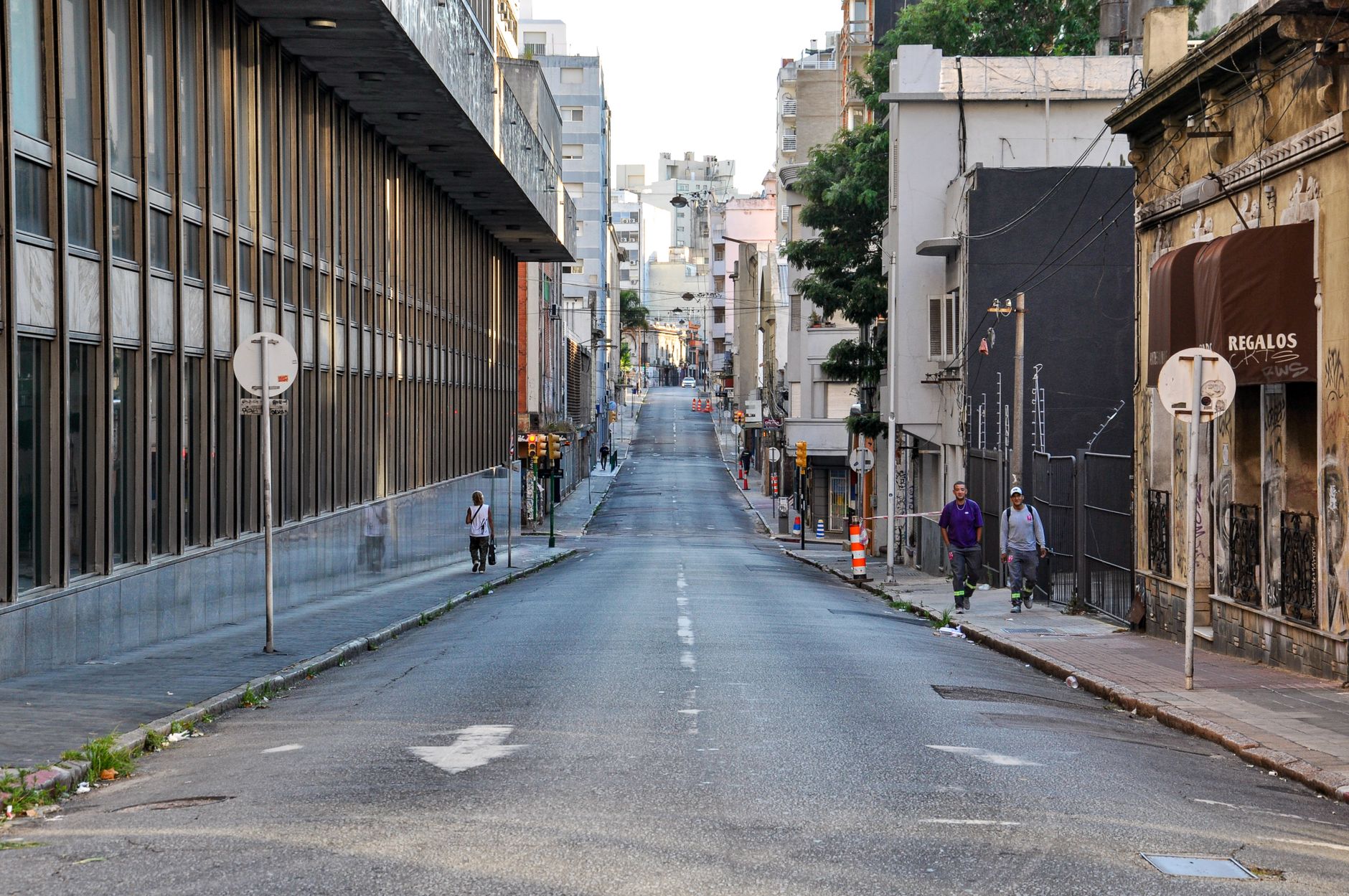 Spokojna ulica w Montevideo z miejską architekturą i codziennym życiem