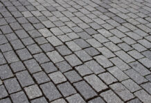 Taras z kostki brukowej – jak go zaplanować, wykonać i ile realnie kosztuje?