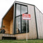 Nowoczesny drewniany dom z tablicą Dom do wynajęcia
