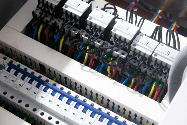 Jak wybrać hurtownię elementów złącznych dla elektryków? Sprawdź, na co zwrócić uwagę przed zakupem